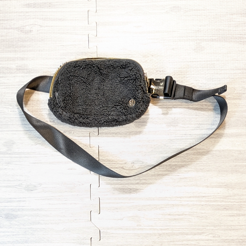Lululemon Everywhere Belt Bag Fleece Sherpa Black/Gold Unisex‎ Athleisure